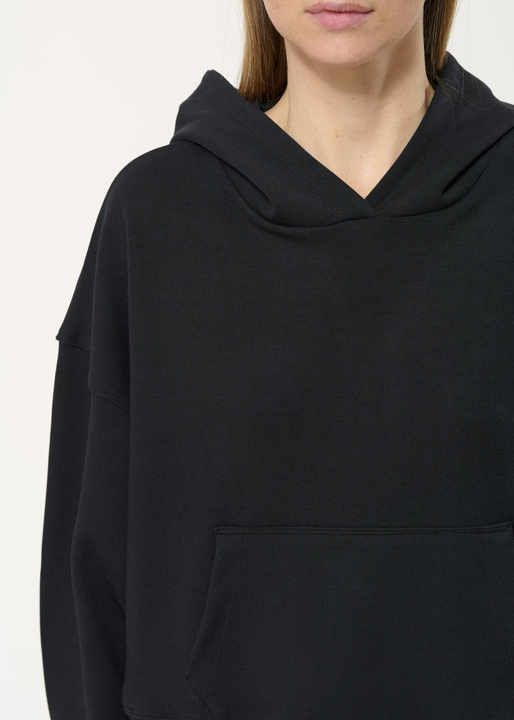 Fleece hoodie by Humility - Short, wide shape with Long sleeves with ribbing
Kangaroo pockets